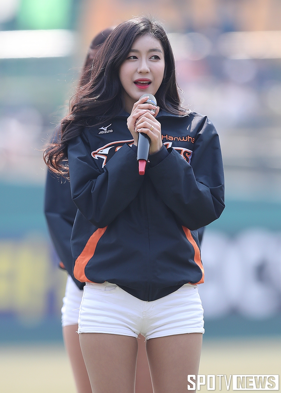 스토리S] 2017년 한화 최고의 영입!, 치어리더 김연정의 복귀 기념 섹시 시구 < 야구 < 기사본문 - SPOTV NEWS