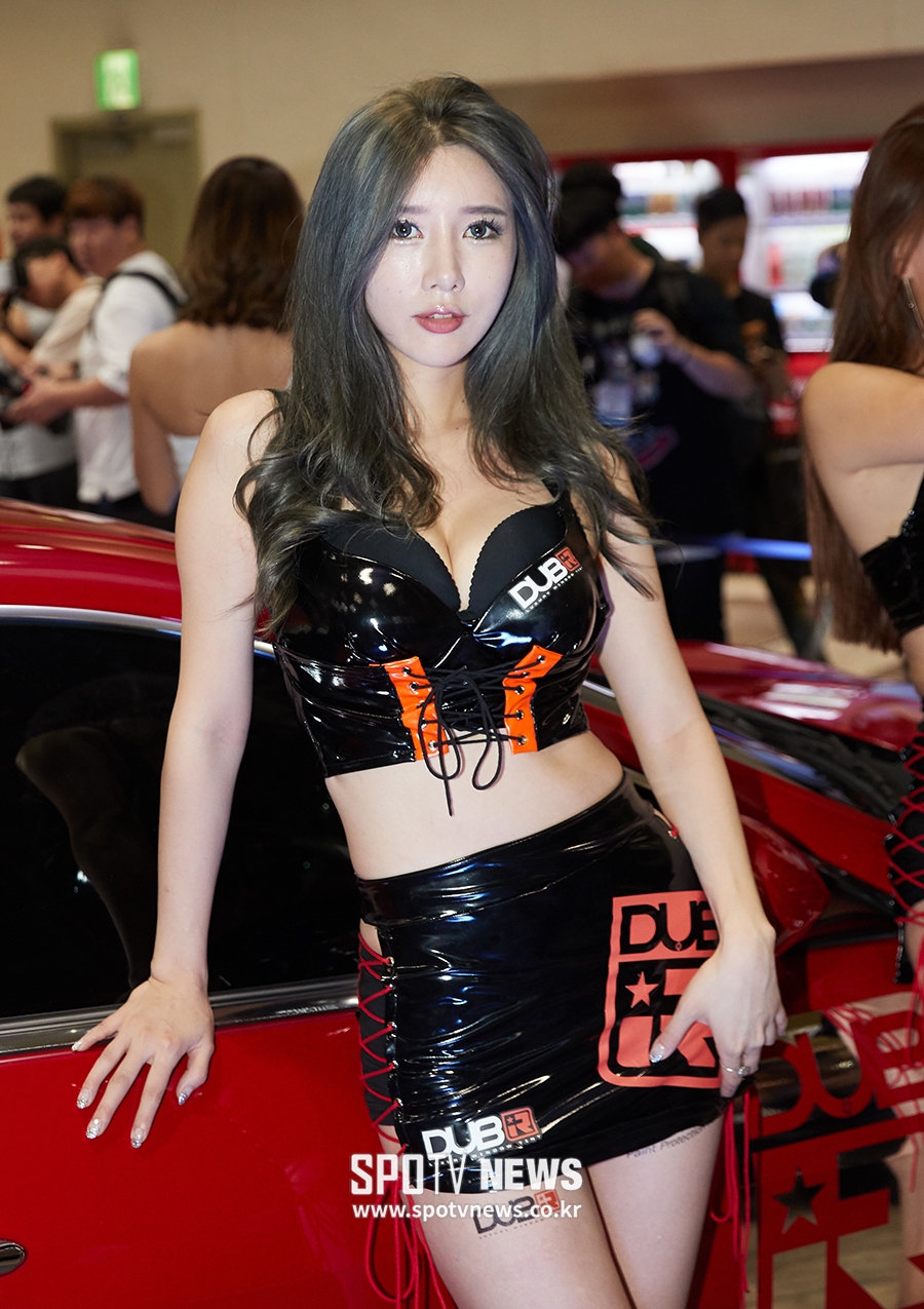모터쇼 업스커트 스토리S] 서울오토살롱, 란제리부터 제복까지 레이싱모델 총집합 < 일반 < 기사본문 - SPOTV NEWS