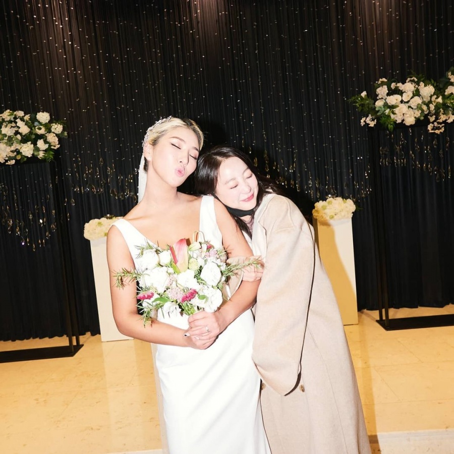 Exid 혜린, 자이언트 핑크 결혼식 공개…