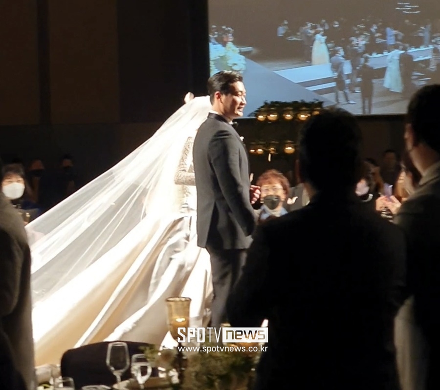 ▲ 오승환이 결혼식을 올리며 하객들의 축하 속에 행진을 하고 있다. ⓒ이재국 기자