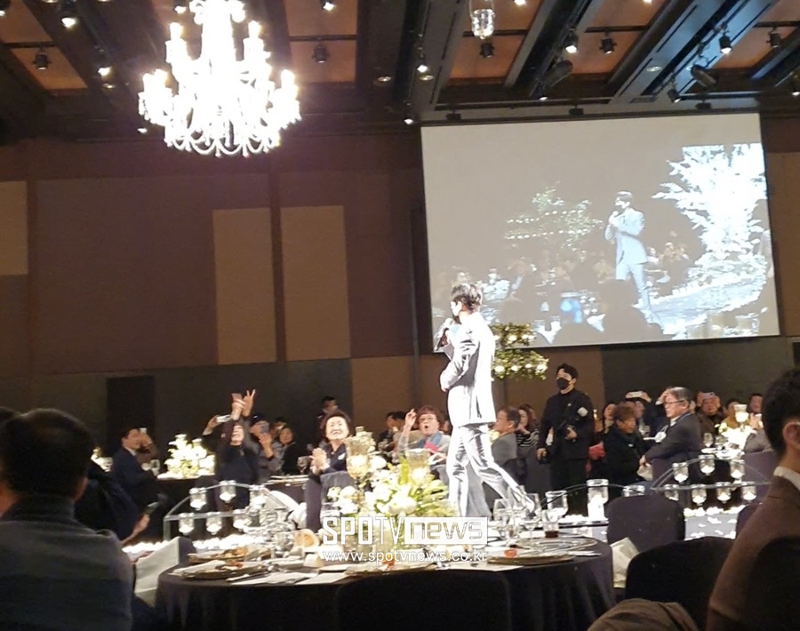 ▲ 삼성 라이온즈 팬인 트로트가수 이찬원이 오승환의 결혼식에서 축가 '진또배기'를 부르고 있다. ⓒ이재국 기자