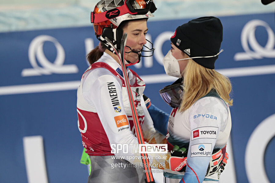 ▲ 2022 베이징 올림픽 알파인 스키에서 금메달 경쟁을 펼치는 미카엘라 시프린(오른쪽)과 페트라 블로바