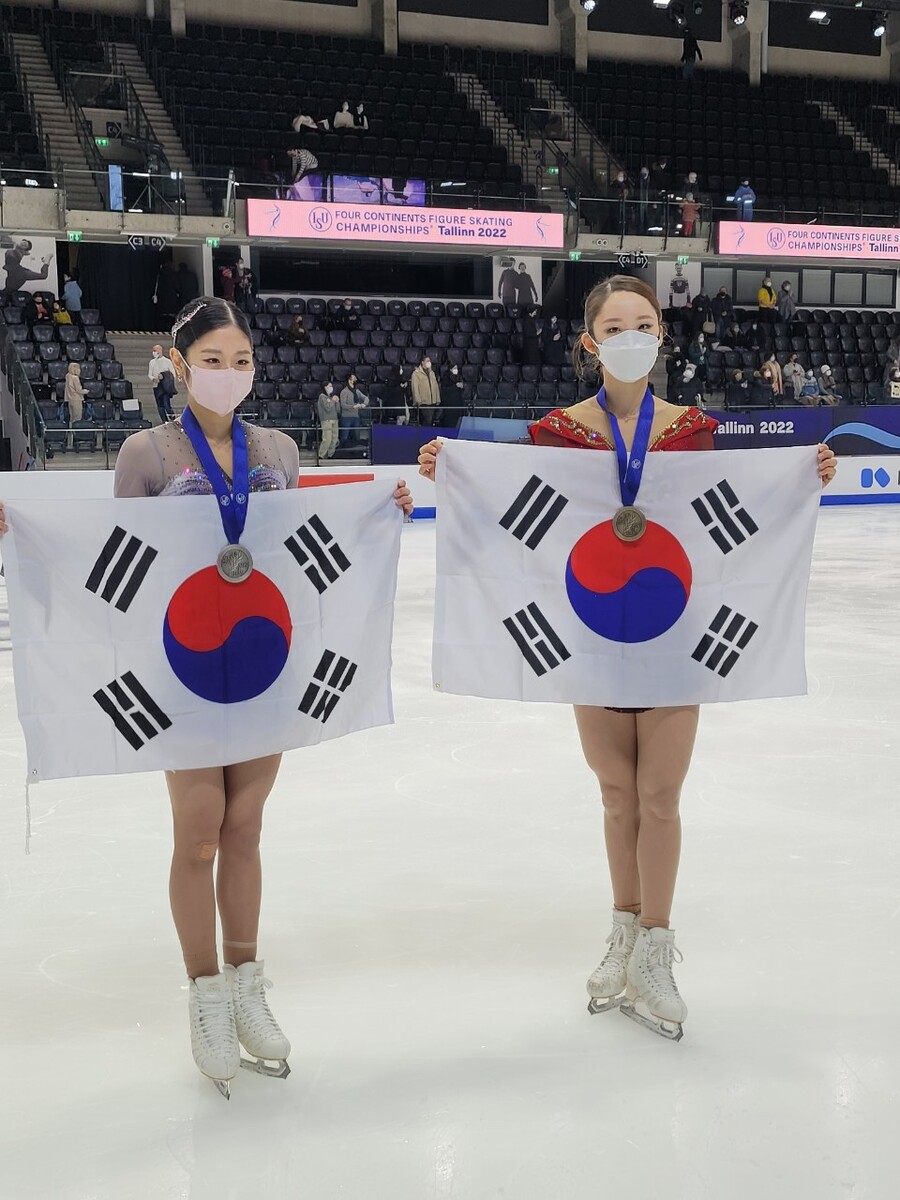 ▲ 2022년 ISU 피겨 스케이팅 4대륙선수권대회 여자 싱글에서 은메달을 획득한 이해인(왼쪽)과 동메달을 따낸 김예림  ⓒ올댓스포츠