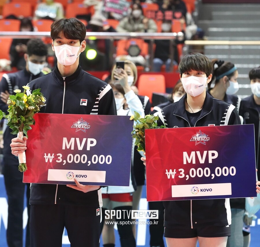 ▲ V리그 올스타전 남자부 MVP 임성진(왼쪽)과 여자부 MVP 이소영. ⓒ광주, 곽혜미 기자