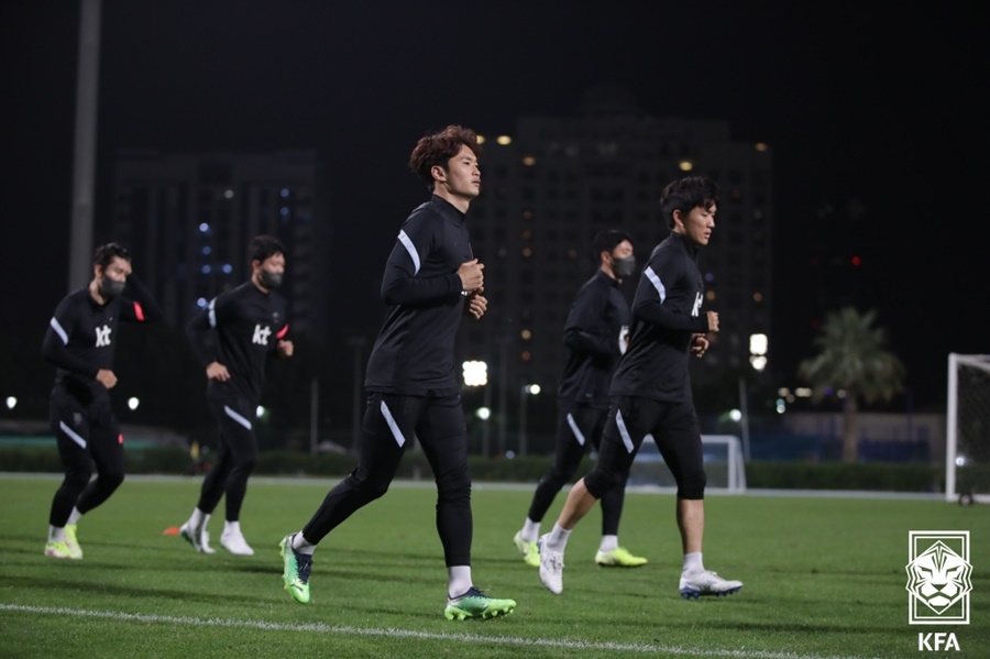 ▲ 29일(한국시간) 두바이 폴리스 클럽 스타디움에서 훈련하는 한국 남자축구 대표팀 ⓒ대한축구협회