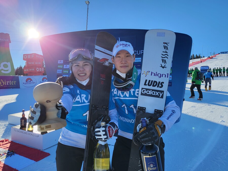 ▲  이상호(오른쪽)와 정해림이 지난달 오스트리아 지모네헤에서 열린 2021-2022 FIS 스노보드 월드컵 알파인 혼성 평행대회전에서 동메달을 획득한 뒤 포즈를 취하고 있다.ⓒ연합뉴스