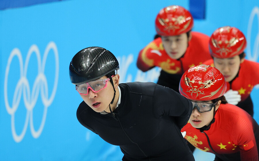 ▲ 중국팀 안현수 기술코치가 중국 선수들과 몸을 풀고 있다. 안현수는 대한민국 선수와 러시아 선수로 올림픽에서 메달을 목에 걸었다. 그리고 이제는 중국 코치로서 올림픽에 참가하고 있다. ⓒ연합뉴스