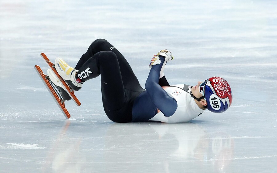 ▲ 2022베이징 동계 올림픽 쇼트트랙 남자 1000m 경기 도중 중국 선수의 스케이트날에 손을 다친 박장혁 ⓒ연합뉴스