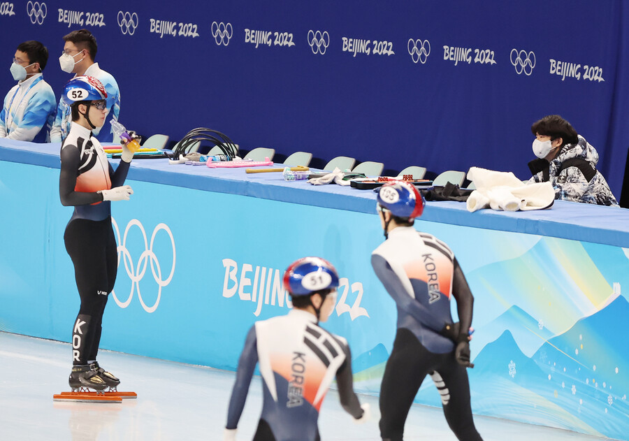 ▲ 지난 6일 중국 베이징 캐피탈 인도어 스타디움에서 쇼트트랙 대표팀 황대헌과 대화를 하는 차준환(왼쪽부터). 차준환은 8일 피겨스케이팅 쇼트프로그램에서 4위를 차지했다. 쇼트트랙 대표팀의 편파 판정 실격에 대해 "속상하다"는 소감을 내놓았다.   ⓒ연합뉴스