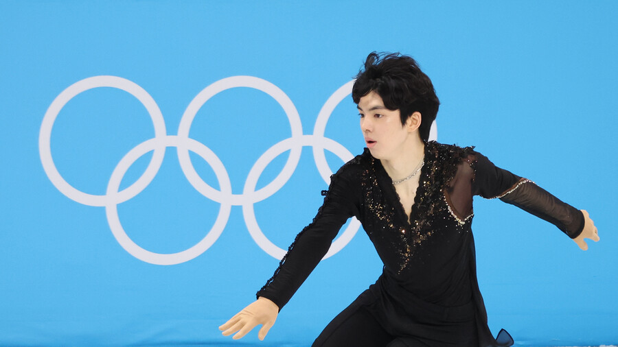 ▲ 지난 6일 중국 베이징 캐피탈 인도어 스타디움에서 쇼트트랙 대표팀 황대헌과 대화를 하는 차준환(왼쪽부터). 차준환은 8일 피겨스케이팅 쇼트프로그램에서 4위를 차지했다. 쇼트트랙 대표팀의 편파 판정 실격에 대해 "속상하다"는 소감을 내놓았다.   ⓒ연합뉴스