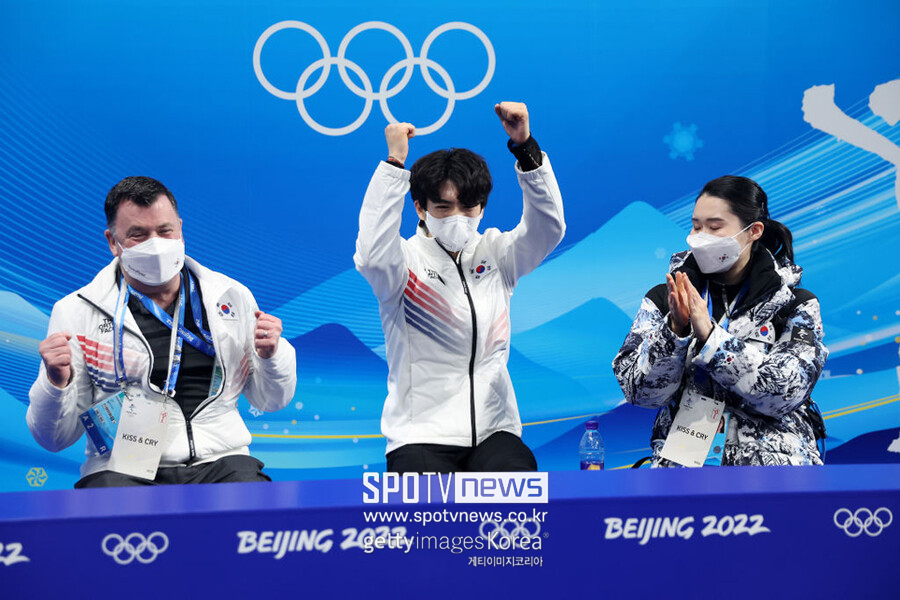 ▲ 차준환(가운데)과 브라이언 오서(왼쪽) 코치가 2022베이징동계올림픽 쇼트프로그램을 마친 뒤 점수를 확인하고 환호하고 있다.