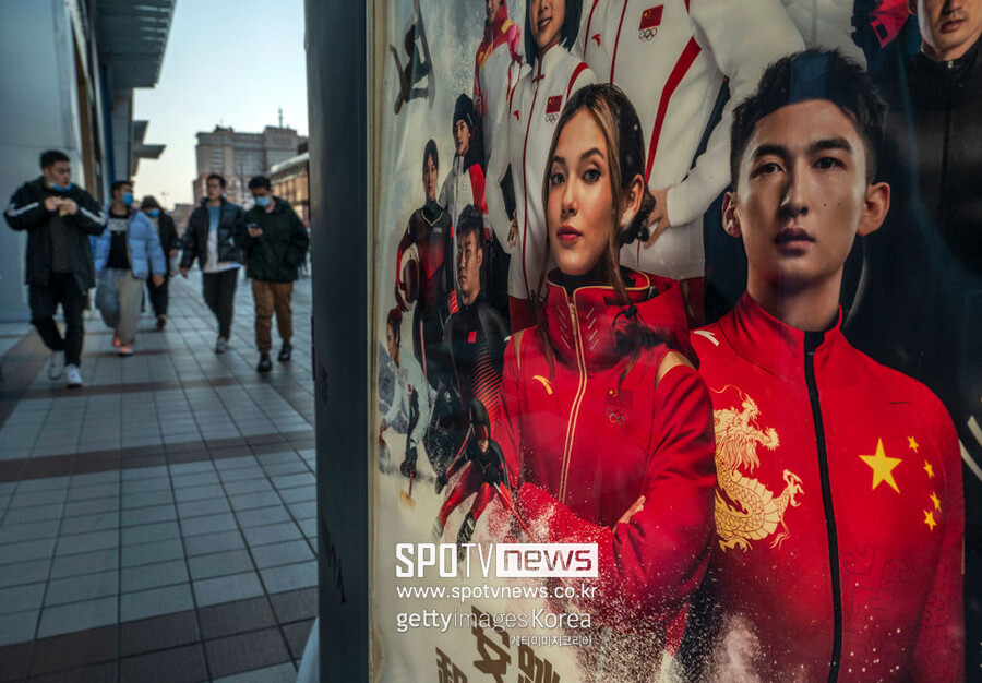▲ 중국의 한 스포츠브랜드 광고에 중국 동계 국가대표 선수들과 모델로 등장한 에일린 구