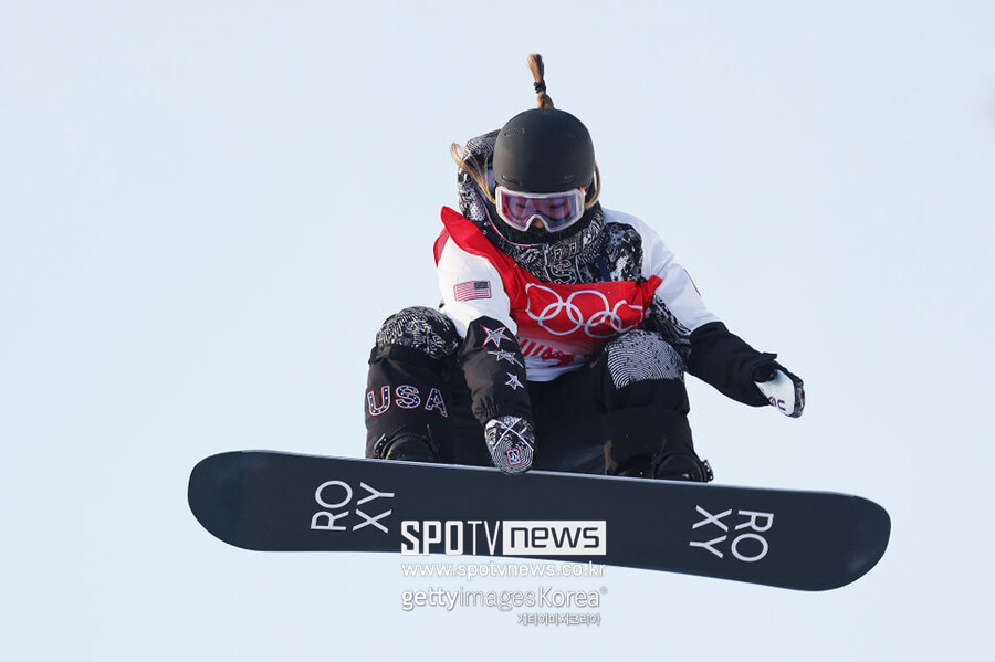 ▲ 2022베이징동계올림픽 스노보드 하프파이프에서 경기를 펼치는 클로이 김