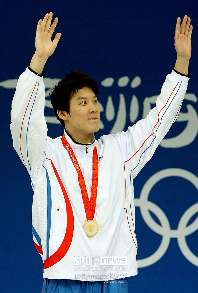 ▲ 2008베이징올림픽에서 수영 남자 400m 자유형 금메달을 따낸 박태환이 환호하고 있다. 아시아 수영 역사가 새로 쓰인 곳이 아쿠아틱센터다.
