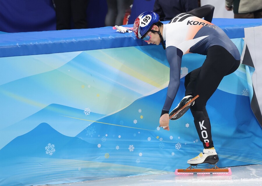 ▲ 박장혁이 9일 베이징올림픽 쇼트트랙 남자 1500m 경기를 앞두고 스케이트 날을 만지고 있다. 11바늘을 꿰맨 왼손에는 붕대가 감겨져 있다. ⓒ연합뉴스