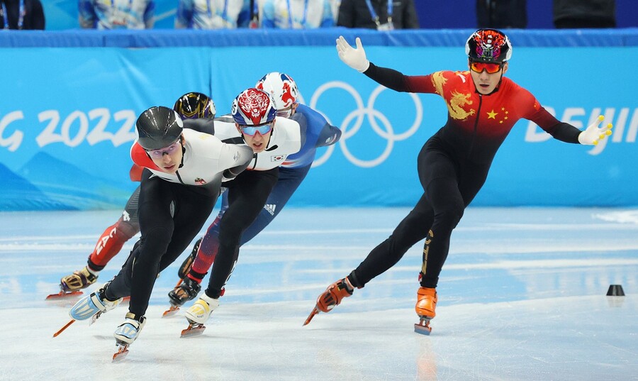 ▲ 중국 런즈웨이(오른쪽)가 9일 베이징올림픽 쇼트트랙 남자 1500m 준결선 도중 두 손을 들어올리고 있다. ⓒ연합뉴스