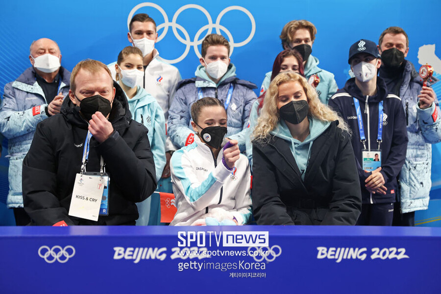 ▲ 2022베이징동계올림픽 피겨 스케이팅 단체전에 출전한 러시아올림픽위원회(ROC) 선수들 맨 앞 가운데가 카밀라 발리예바, 오른쪽이 에테리 투트베리제 코치