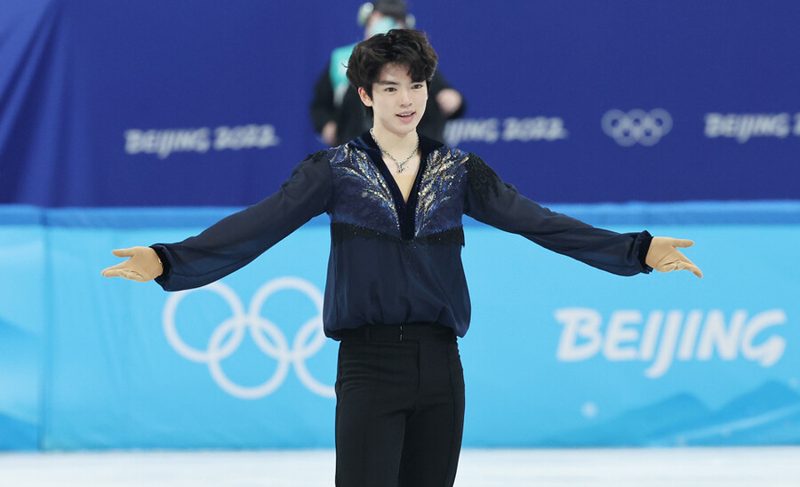 ▲ 차준환이 2022베이징동계올림픽 남자 싱글 프리스케이팅을 마친 뒤 관중들에게 답례하고 있다. ⓒ연합뉴스