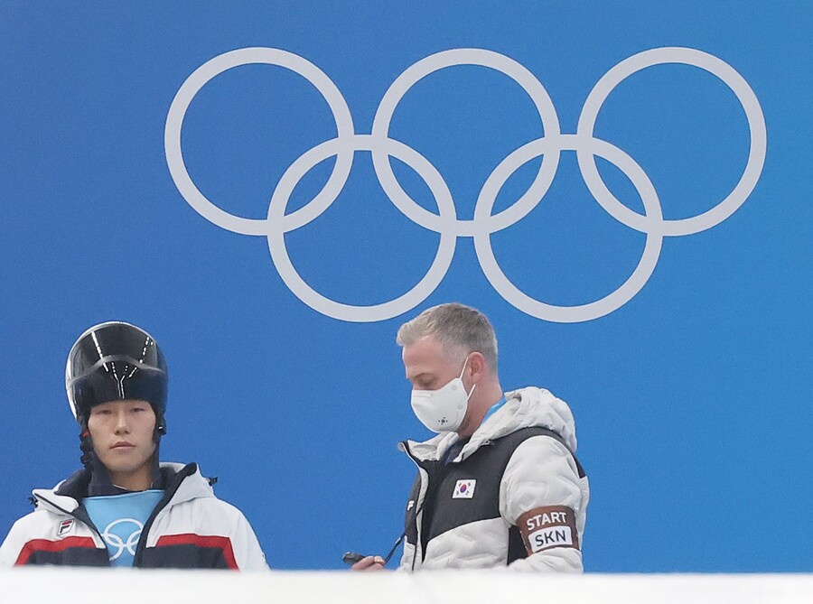 ▲ 윤성빈(왼쪽)이 10일 중국 옌칭 국립슬라이딩센터에서 열린 베이징올림픽 스켈레톤 남자 경기에서 스타트를 준비하고 있다. ⓒ연합뉴스