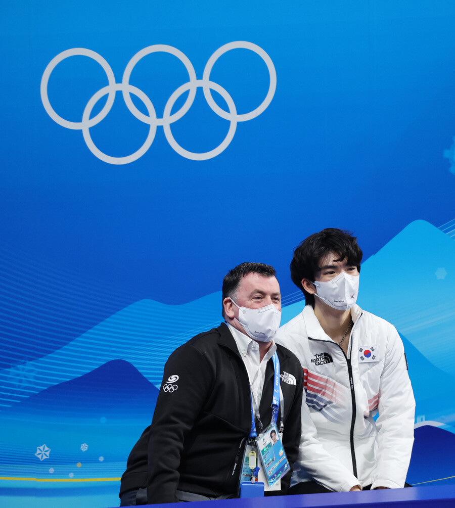 ▲ 차준환(오른쪽)이 2022베이징동계올림픽 남자 싱글 프리스케이팅을 마친 뒤 브라이언 오서(왼쪽) 코치와 점수를 기다리고 있다.