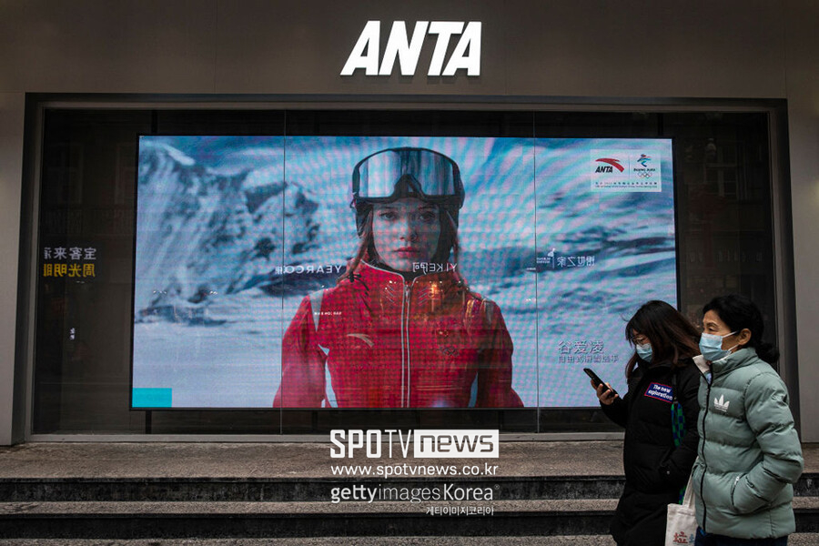 ▲ 베이징 시내에 있는 중국 스포츠브랜드 ANTA(안타) 매장의 모니터에 등장한 에일린 구(구아이링)