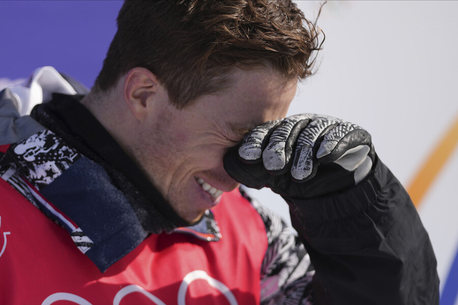 ▲ 2022베이징동계올림픽 스노보드 남자 하프파이프 경기를 마친 뒤 눈시울을 적시는 숀 화이트 ⓒ연합뉴스/AP통신