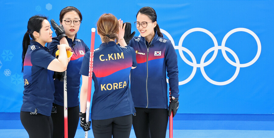 ▲ 2022베이징동계올림픽 여자 컬링 예선 2차전에서 득점을 올린 뒤 하이파이브하는 팀 킴 ⓒ연합뉴스
