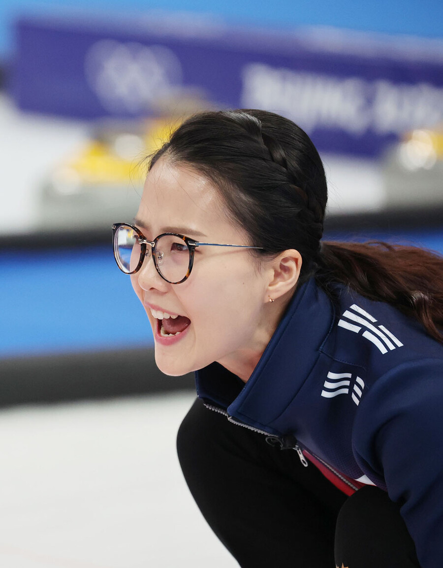 ▲  2022베이징동계올림픽 여자 컬링 예선 2차전에서 드로우한 뒤 소리지르는 김은정 ⓒ연합뉴스