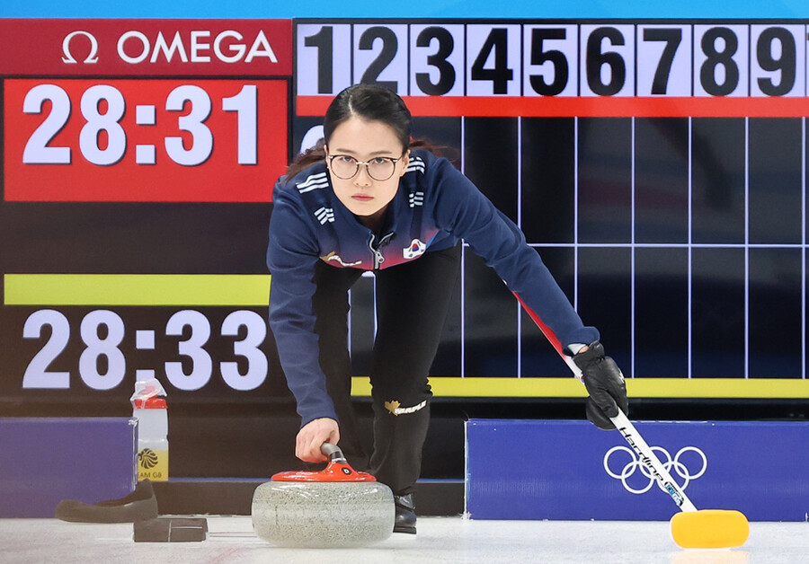▲ 한국 여자 컬링 '팀 킴'의 주장 김은정이 2022베이징동계올림픽 2차전에서 투구하고 있다. ⓒ연합뉴스