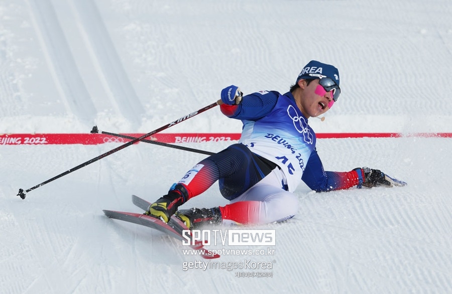 ▲ 2022베이징동계올림픽 크로스컨트리 스키 남자 15㎞ 클래식 경기에서 결승점 통과 뒤 지쳐 쓰러진 김민우.
