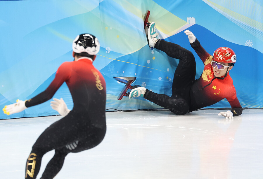 ▲ 2022베이징동계올림픽 쇼트트랙 남자 5000m계주 준결선에서 리원룽이 넘어지고 있다. 하지만 중국은 어드밴티지를 받고 결선에 진출했다. ⓒ연합뉴스