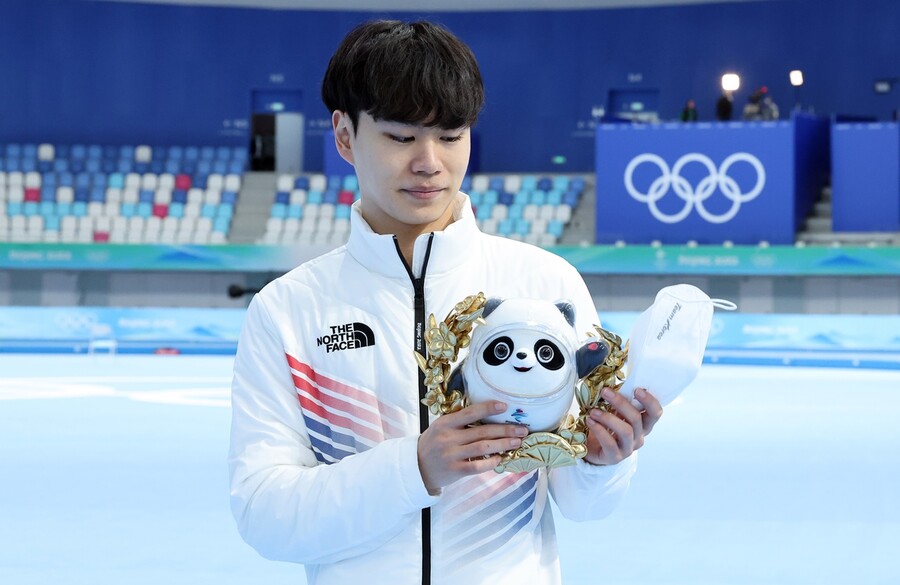 ▲ 스피드스케이팅 남자 1500m 동메달리스트 김민석이 8일 부상으로 받은 빙둔둔 인형을 바라보고 있다. ⓒ연합뉴스