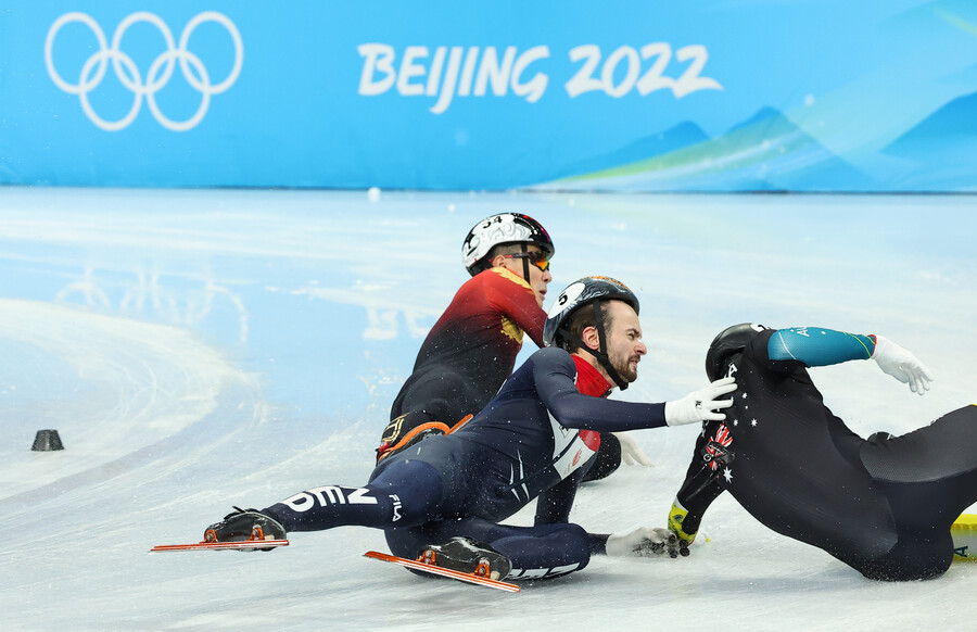▲ 2022 베이징동계올림픽 쇼트트랙에서는 선수들의 미끄럼 사고가 잦다. 특히 결승선을 앞둔 마지막 코너에서의 사고가 그렇다. ⓒ연합뉴스