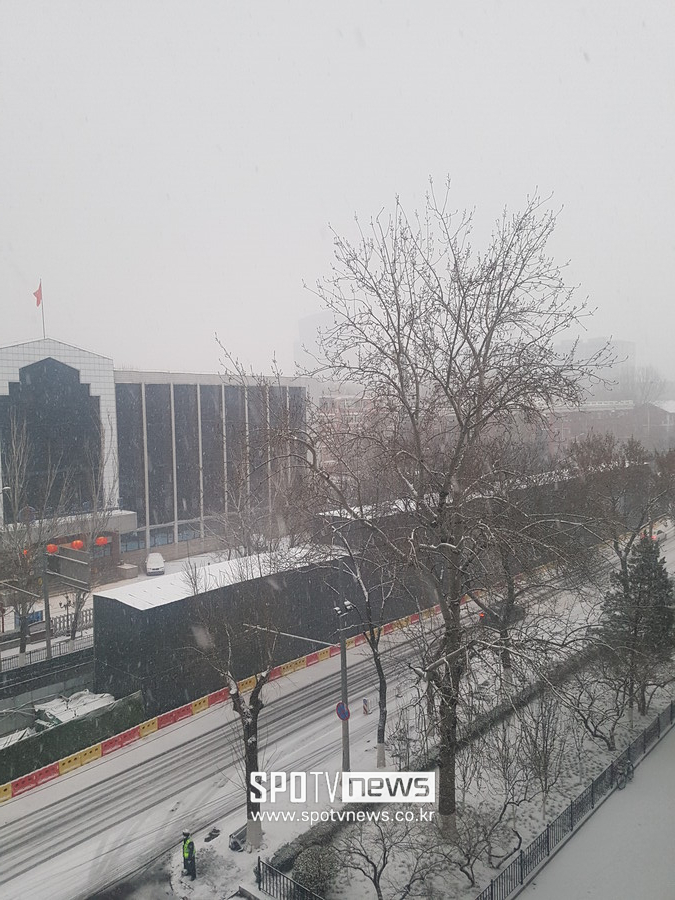 ▲ 2022 베이징동계올림픽 시작 후 베이징에 처음으로 눈이 내리고 있다.