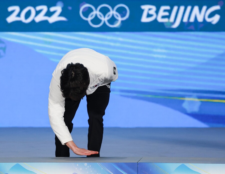 ▲ 차민규가 12일 베이징올림픽 스피드스케이팅 남자 500m 경기에서 은메달을 따낸 뒤 시상대를 쓸고 잇다. ⓒ연합뉴스