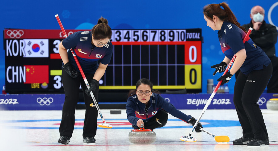 ▲ 여자 컬링 대표 팀 '팀 킴'이 2022베이징동계올림픽 여자 컬링 예선 4차전 경기를 펼치고 있다. ⓒ연합뉴스
