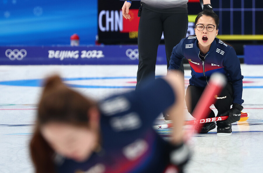 ▲ 2022베이징동계올림픽 여자 컬링 예선 4차전 중국과 경기에서 '영미'를 외치고 있는 김은정(뒤) ⓒ연합뉴스