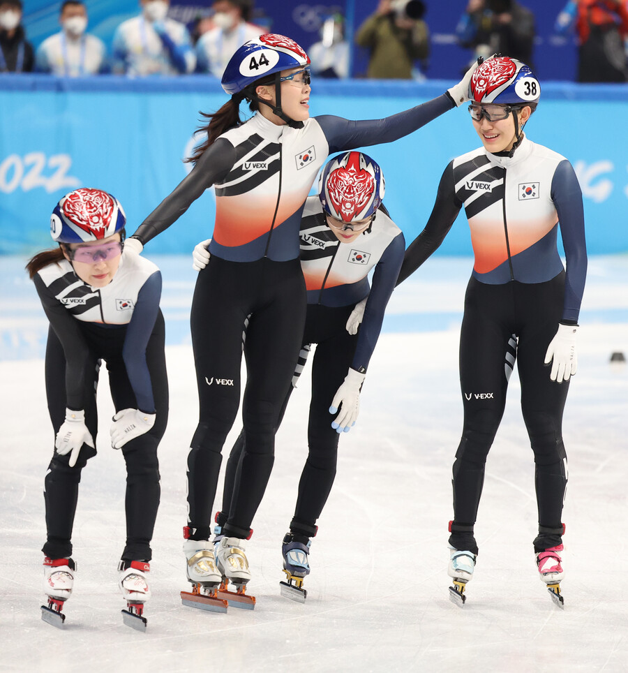 ▲ 2022 베이징 동계올림픽 여자 쇼트트랙 계주에서 은메달을 획득한 여자대표팀 ⓒ연합뉴스
