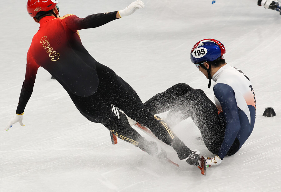 ▲ 박장혁이 7일 2022 베이징 동계올림픽 쇼트트랙 남자 1000m 준준결승 경기에서 미끄러져 넘어지다 중국의 우다징의 스케이트 날에 왼쪽을 찍히고 있다. ⓒ연합뉴스