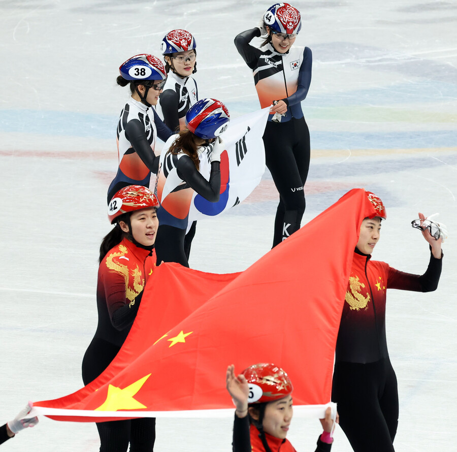 ▲ 2022 베이징 동계올림픽 쇼트트랙 여자계주 3000m 결승전에서 메달을 획득하고 기뻐하는 한국과 중국 대표팀. ⓒ연합뉴스