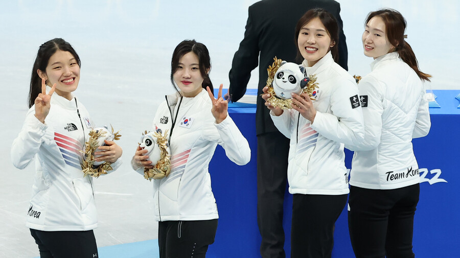 ▲ 여자 쇼트트랙대표팀이 2022 베이징동계올림픽 3000m 계주에서 은메달을 차지했다. ⓒ연합뉴스