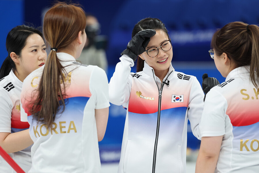 ▲ 2022베이징동계올림픽 여자 컬링 예선 5차전 미국전에서 대화를 나누는 팀 킴 ⓒ연합뉴스