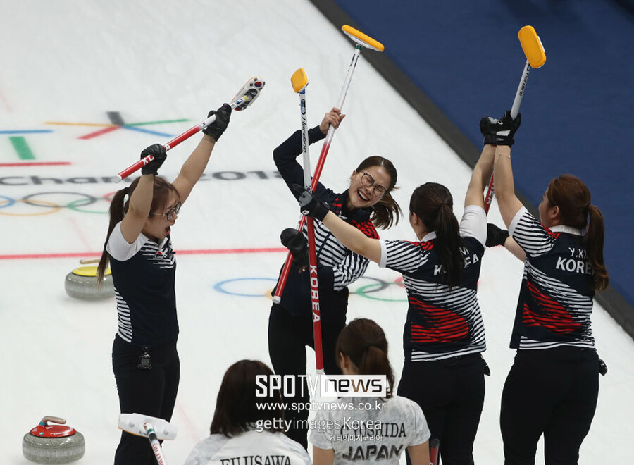 ▲ 2018평창동계올림픽 여자 컬링 준결승전에서 팀 킴이 팀 후지사와를 꺾고 기뻐하고 있다.