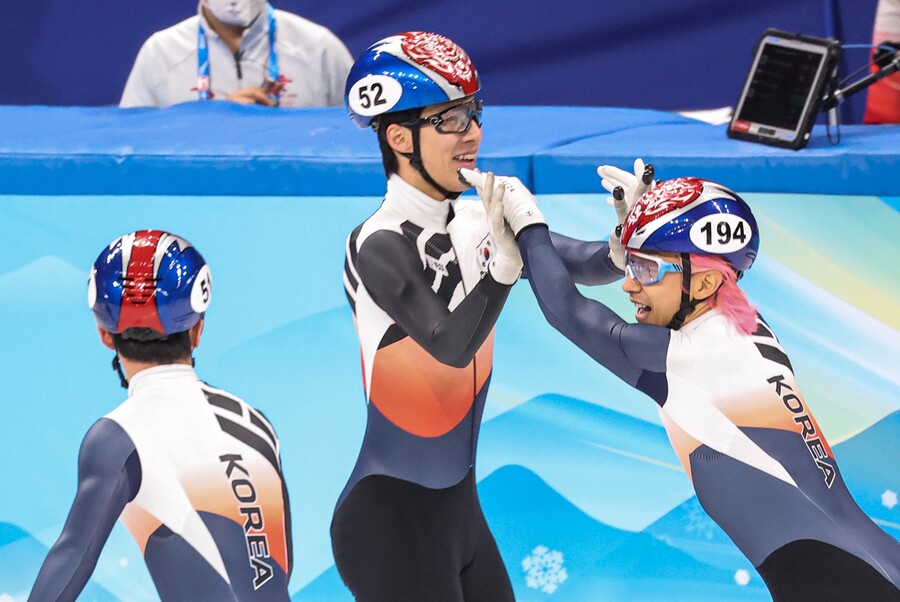 ▲ 황대헌(가운데)과 곽윤기(오른쪽)가 11일 베이징올림픽 쇼트트랙 남자 5000m 계주 결선행을 확정한 뒤 기뻐하고 있다. 왼쪽은 김동욱. ⓒ연합뉴스