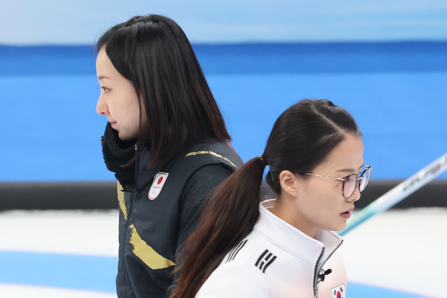 ▲ 후지사와 사츠키(왼쪽)와 김은정이 14일 베이징올림픽 컬링 여자 예선 한일전에서 서로 다른 곳을 쳐다보고 있다. ⓒ연합뉴스