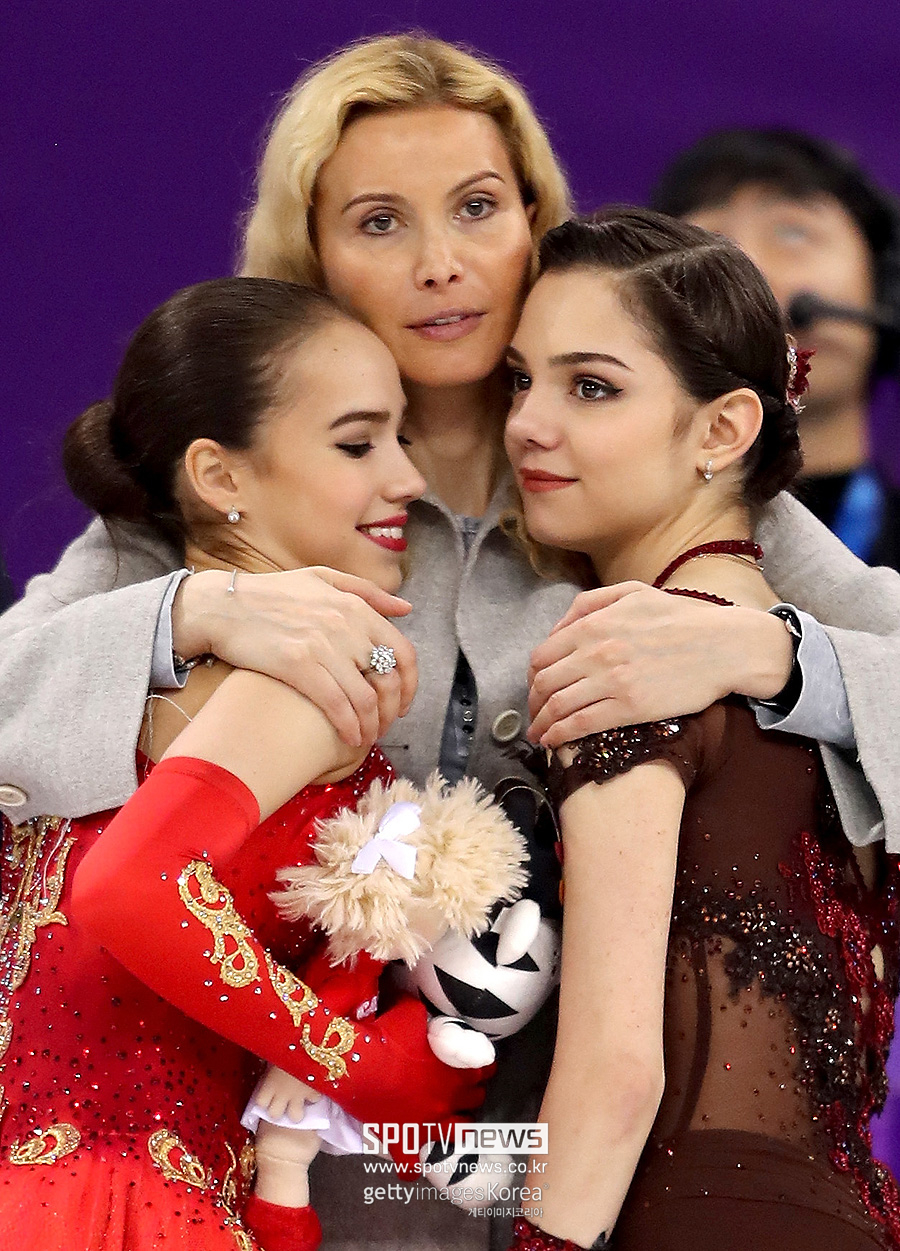 ▲ 2018년 평창 동계 올림픽 여자 싱글 금메달리스트인 알리나 자기토바(왼쪽)와 은메달리스트 예브게니아 메드베데바(오른쪽)를 안고 있는 에테리 투트베리제