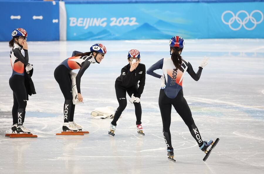 ▲ 한국 쇼트트랙 국가대표들이 15일 중국 베이징 캐피털인도어스타디움에서 훈련을 마친 뒤 사진을 찍고 있다. ⓒ연합뉴스