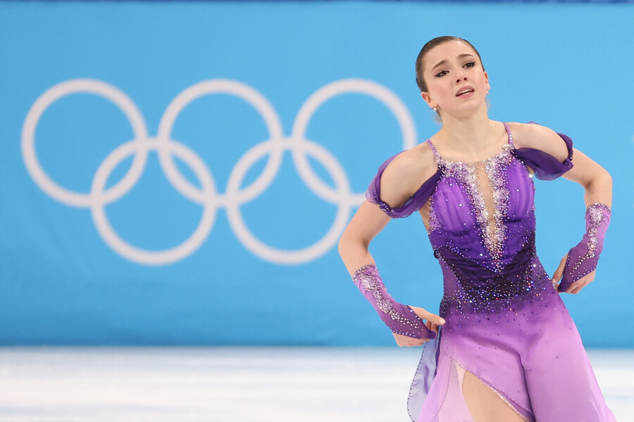 ▲ 카밀라 발리예바를 향한 대단한 환호는 없었다. 러시아 올림픽위원회(ROC) 기를 든 관계자들이 억지로 주도했을 뿐이다. ⓒ연합뉴스