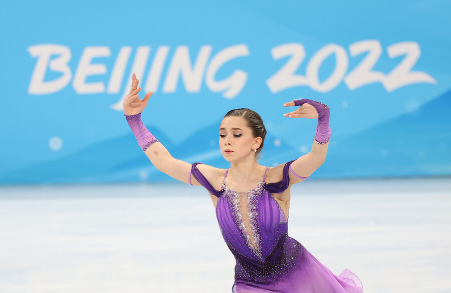 ▲ '도핑 논란'의 중심에 선 카밀라 발리예바가 2022베이징동계올림픽 여자 싱글 쇼트프로그램에서 경기를 펼치고 있다. ⓒ연합뉴스