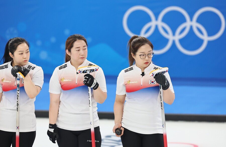 ▲ 팀 킴이 16일 베이징올림픽 여자 컬링 예선 7차전에서 스위스의 플레이를 지켜보고 있다. ⓒ연합뉴스